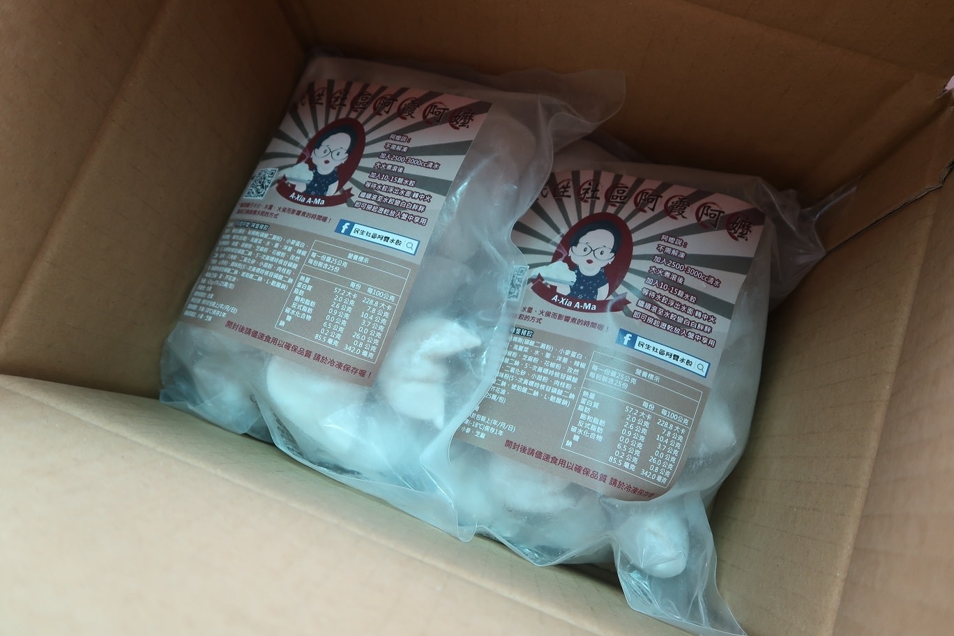 小資開箱┃民生社區 阿霞阿嬤水餃「辣隻豬餃」秘制香辣粉 皮Q飽滿用料實在 肉汁鮮美 冷凍水餃大推薦!