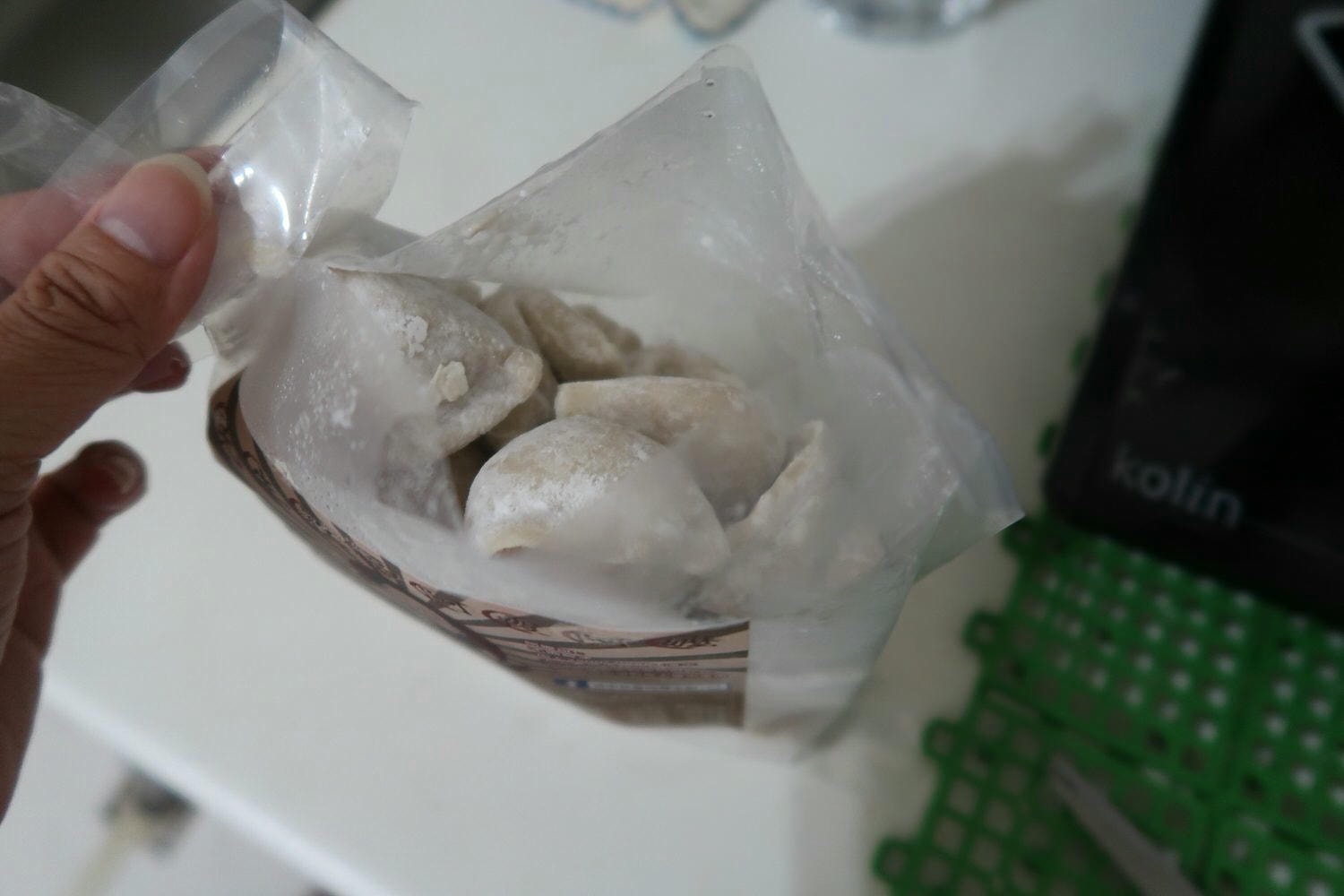 小資開箱┃民生社區 阿霞阿嬤水餃「辣隻豬餃」秘制香辣粉 皮Q飽滿用料實在 肉汁鮮美 冷凍水餃大推薦!