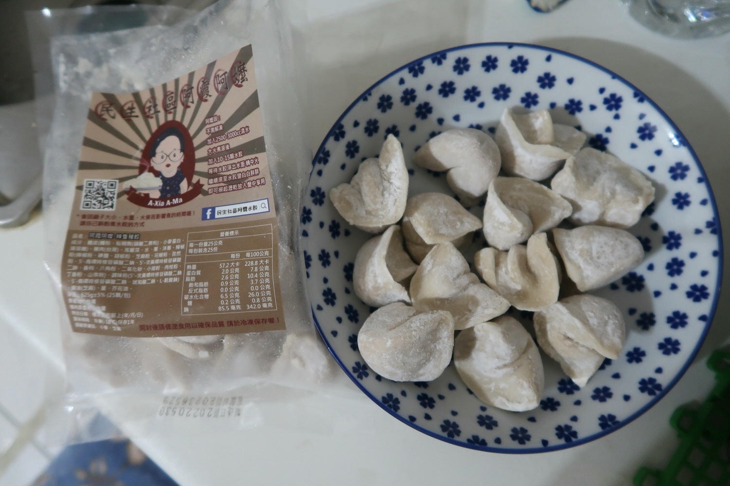 小資開箱┃民生社區 阿霞阿嬤水餃「辣隻豬餃」秘制香辣粉 皮Q飽滿用料實在 肉汁鮮美 冷凍水餃大推薦!