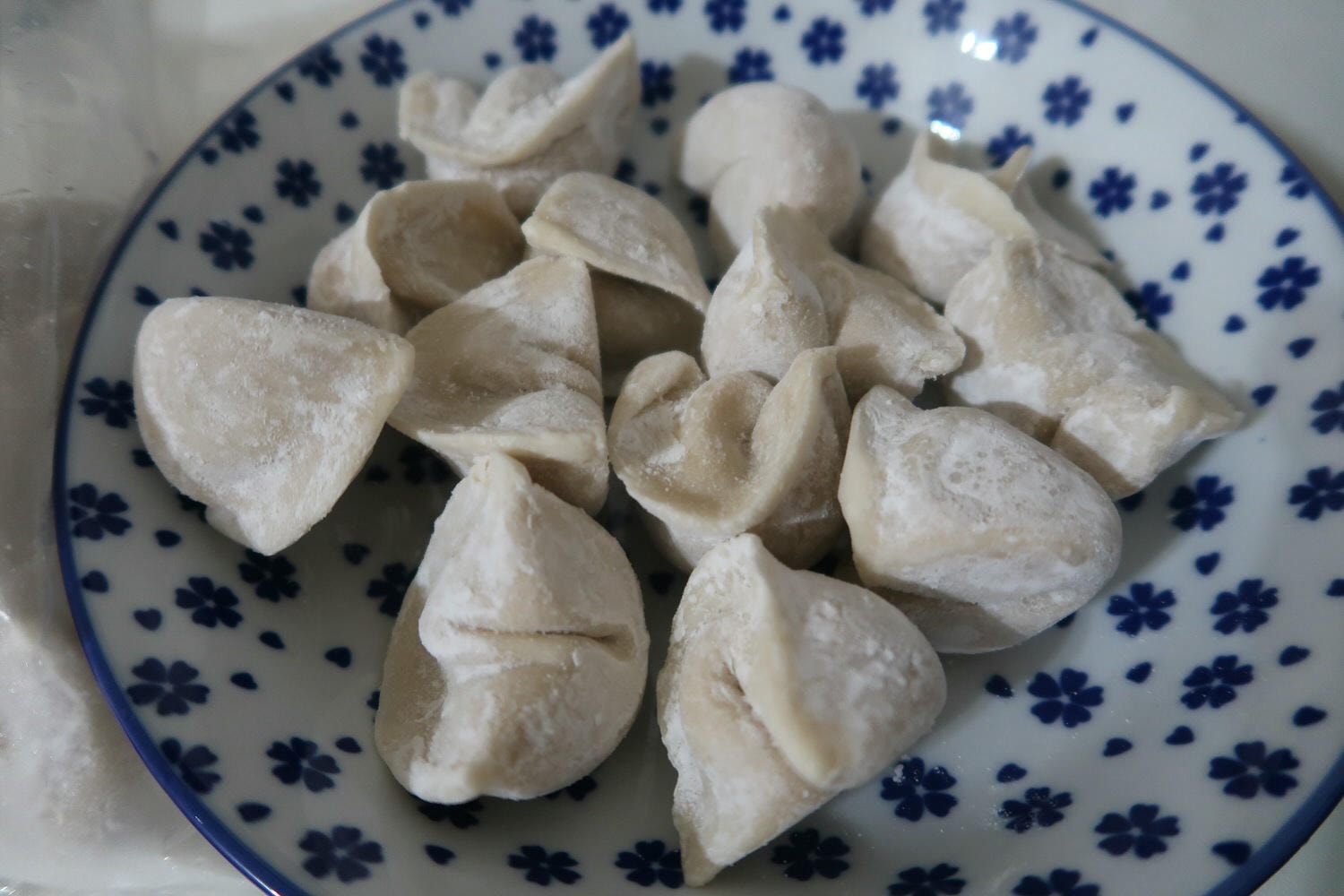 小資開箱┃民生社區 阿霞阿嬤水餃「辣隻豬餃」秘制香辣粉 皮Q飽滿用料實在 肉汁鮮美 冷凍水餃大推薦!