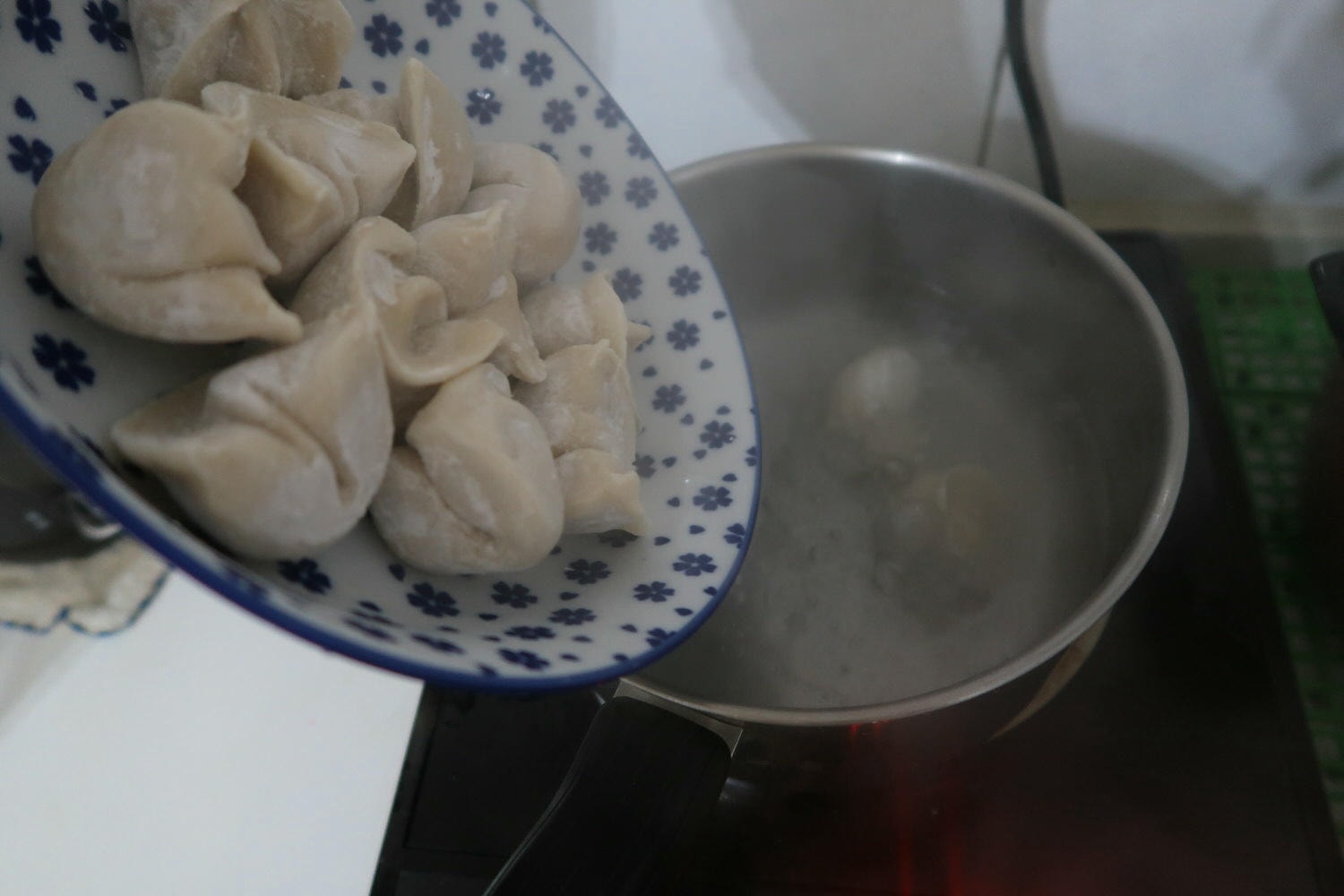 小資開箱┃民生社區 阿霞阿嬤水餃「辣隻豬餃」秘制香辣粉 皮Q飽滿用料實在 肉汁鮮美 冷凍水餃大推薦!