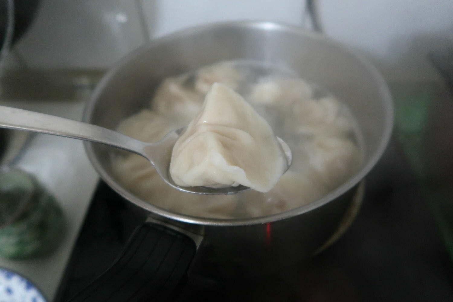 小資開箱┃民生社區 阿霞阿嬤水餃「辣隻豬餃」秘制香辣粉 皮Q飽滿用料實在 肉汁鮮美 冷凍水餃大推薦!