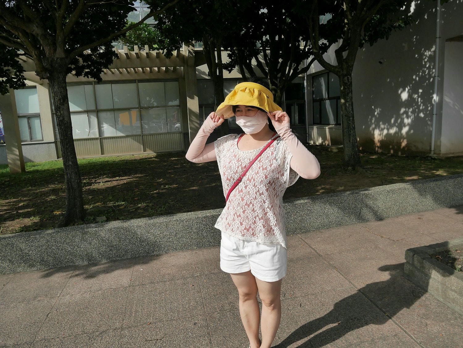 防曬推薦┃「冰感穿整天」冰薄抗UV防曬蕉下BENEUNDER貝殼帽 外套 袖套 護眼角口罩 修飾身型材質超好必備