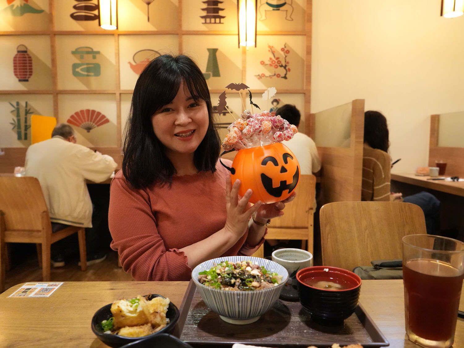 台北公館商圈┃平價特色丼飯「牛洞食堂」公館店附菜單 季節頑皮搗蛋丼 雙重起士蛋 台電大樓站走4分 - 第1張圖 台北公館商圈┃平價特色丼飯「牛洞食堂」公館店附菜單 季節頑皮搗蛋丼 雙重起士蛋 台電大樓站走4分