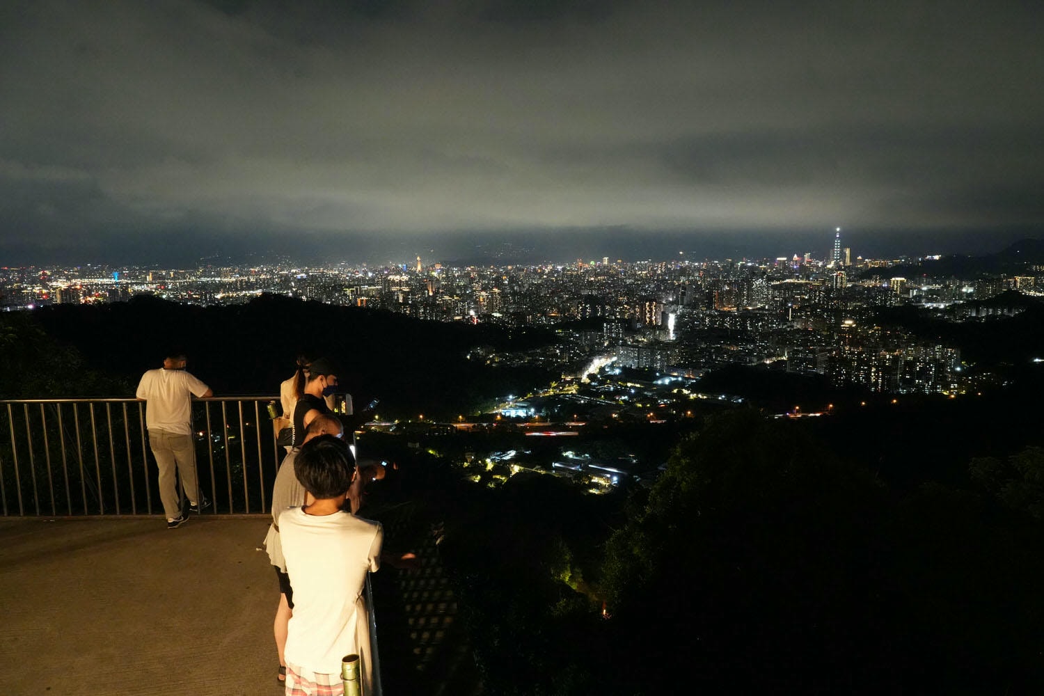 新北中和┃「烘爐地南山福德宮」 土地公拜拜+賞無敵夜景 停車場洗手間小吃都有 夜景超美的