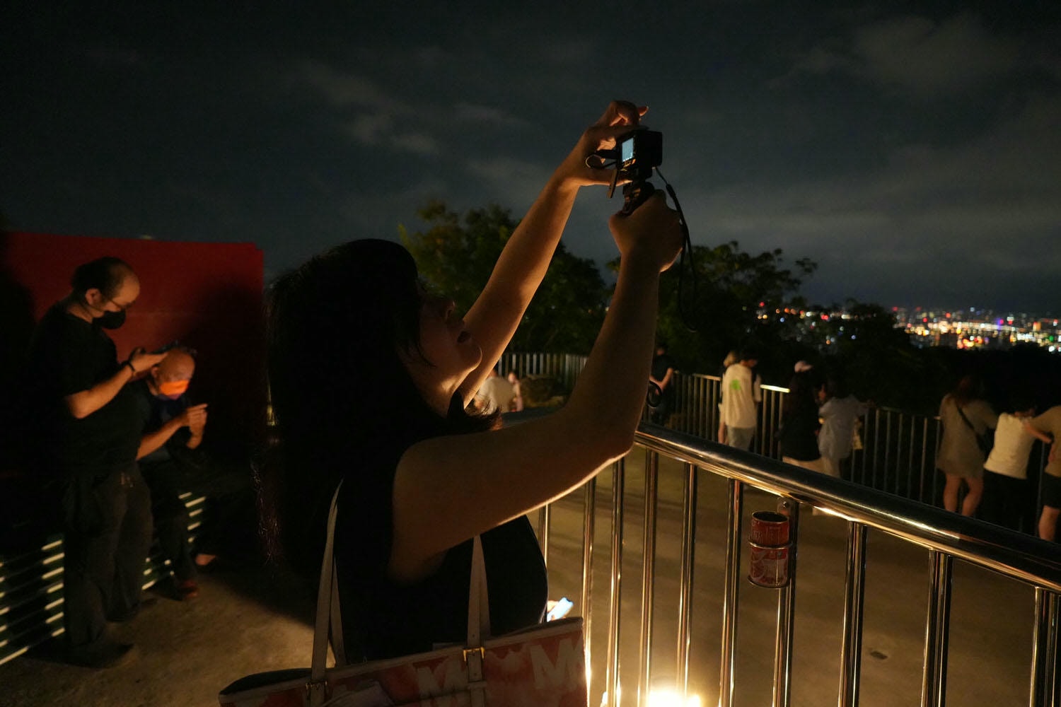 新北中和┃「烘爐地南山福德宮」 土地公拜拜+賞無敵夜景 停車場洗手間小吃都有 夜景超美的