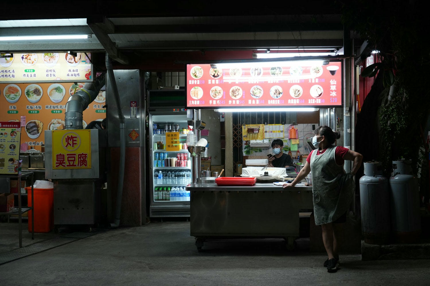 新北中和┃「烘爐地南山福德宮」 土地公拜拜+賞無敵夜景 停車場洗手間小吃都有 夜景超美的