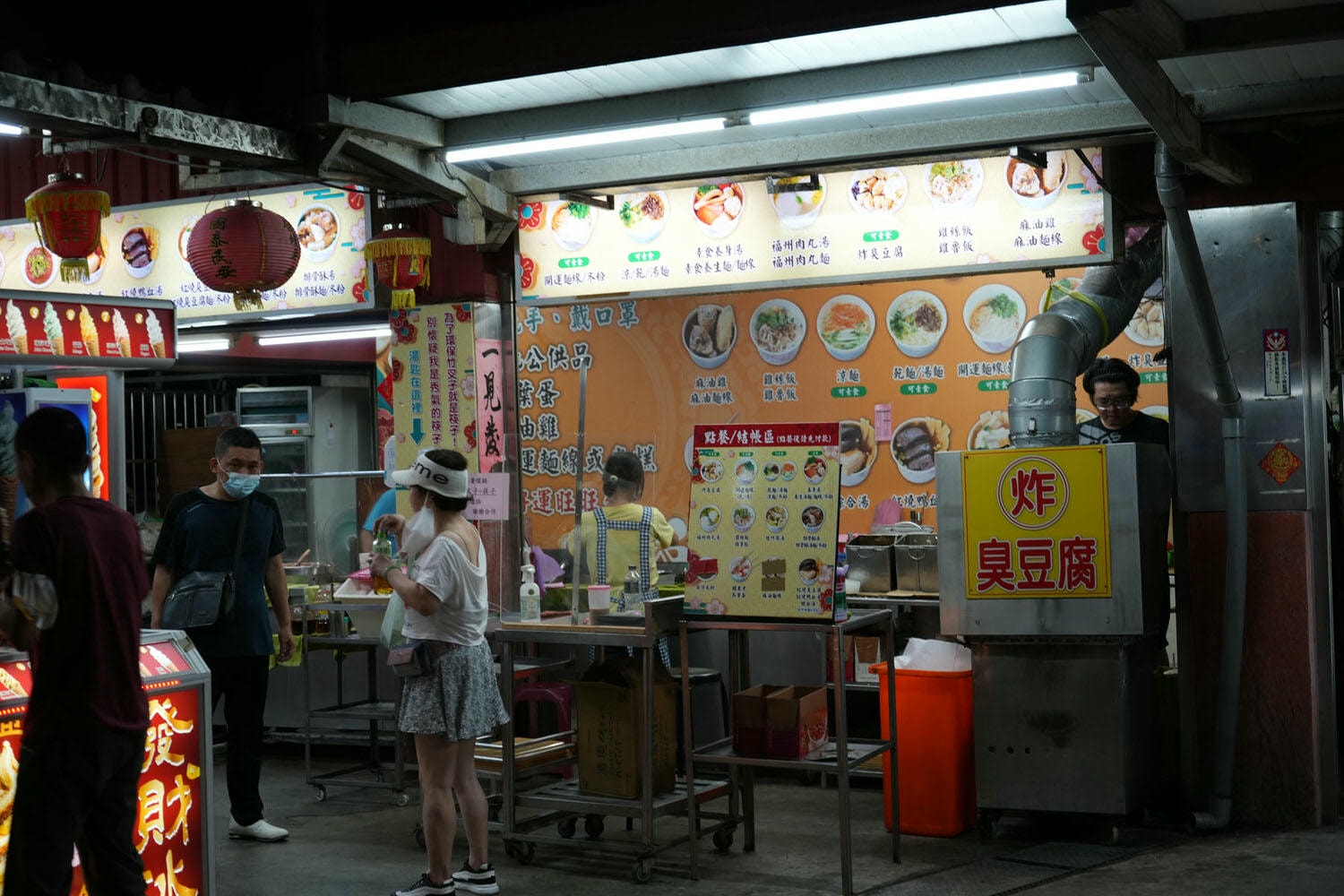 新北中和┃「烘爐地南山福德宮」 土地公拜拜+賞無敵夜景 停車場洗手間小吃都有 夜景超美的