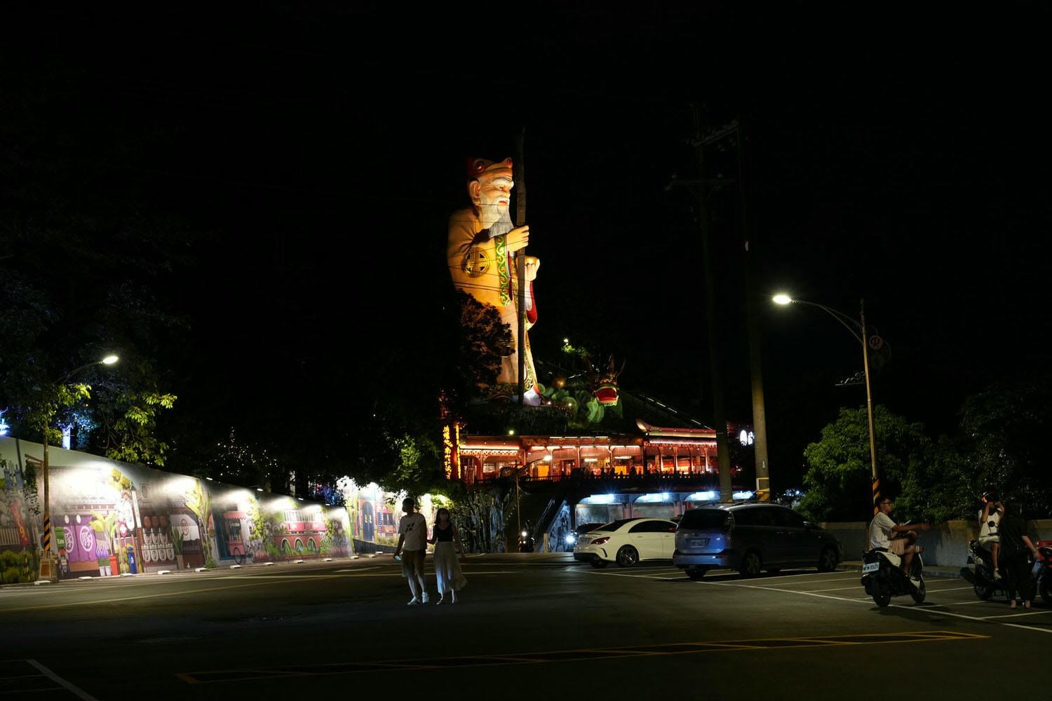 新北中和┃「烘爐地南山福德宮」 土地公拜拜+賞無敵夜景 停車場洗手間小吃都有 夜景超美的