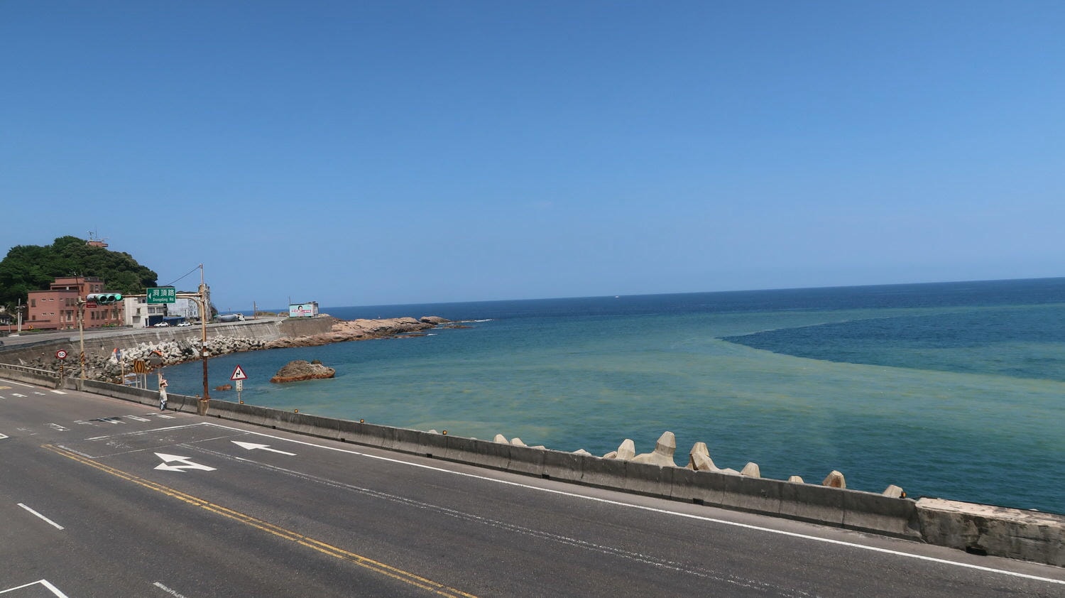 新北瑞芳┃超美!東北角濱海水湳洞「陰陽海」 特殊地貌 金黃色與蔚藍色相遇 觀景台 大停車場有洗手間