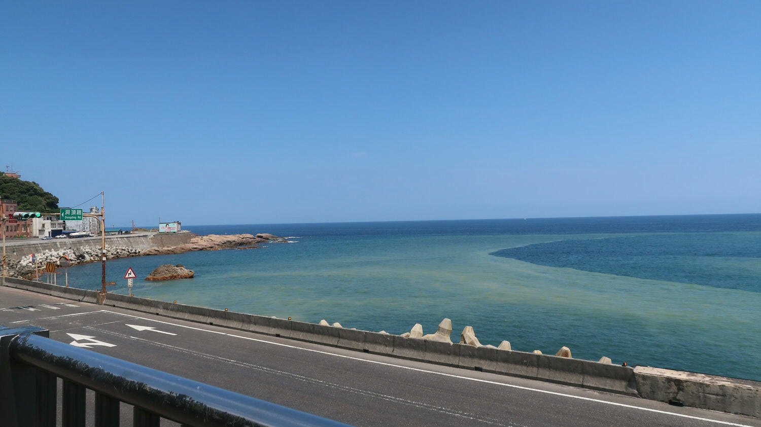 新北瑞芳┃超美!東北角濱海水湳洞「陰陽海」 特殊地貌 金黃色與蔚藍色相遇 觀景台 大停車場有洗手間