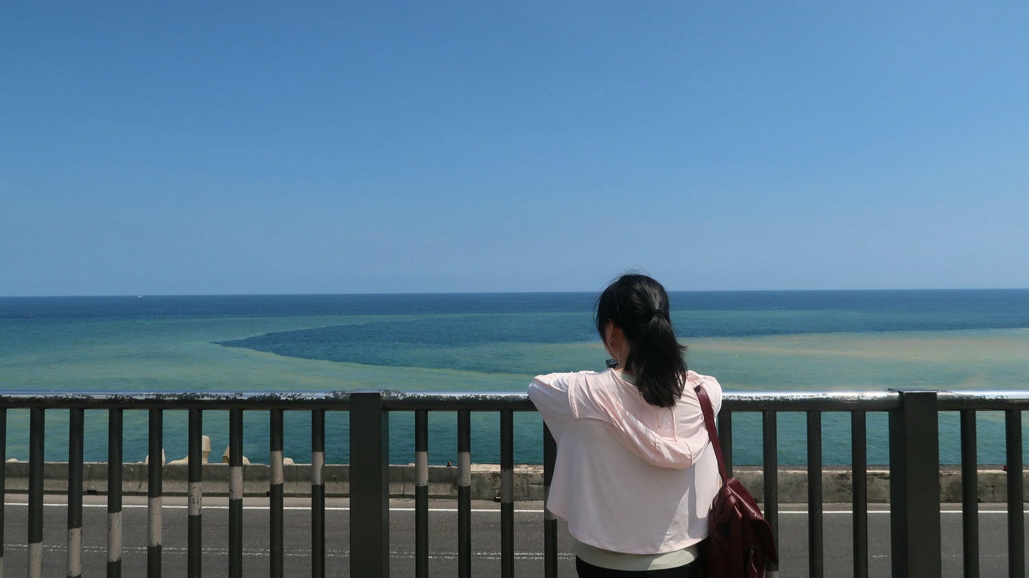 新北瑞芳┃超美!東北角濱海水湳洞「陰陽海」 特殊地貌 金黃色與蔚藍色相遇 觀景台 大停車場有洗手間