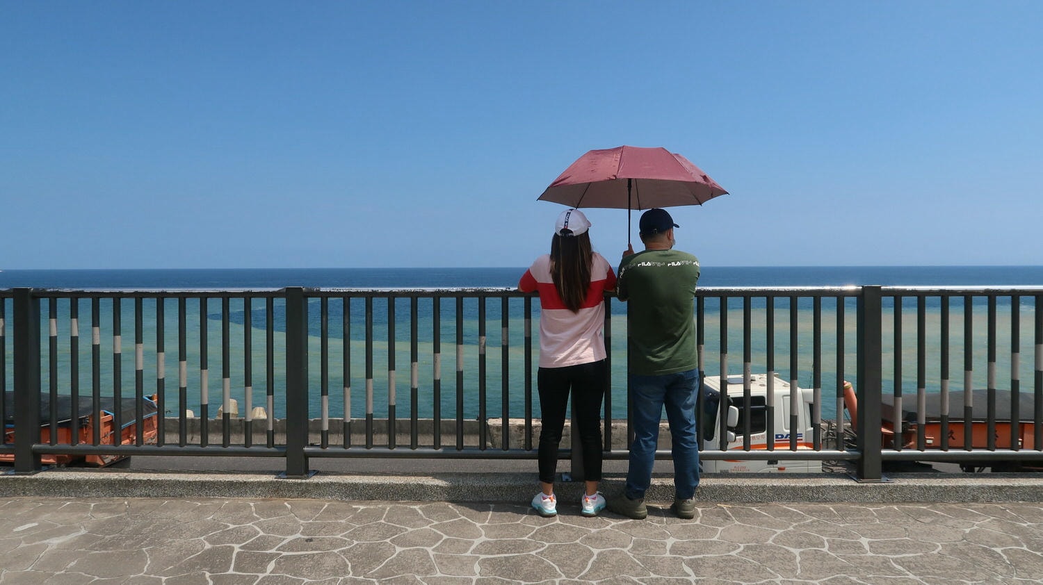 新北瑞芳┃超美!東北角濱海水湳洞「陰陽海」 特殊地貌 金黃色與蔚藍色相遇 觀景台 大停車場有洗手間