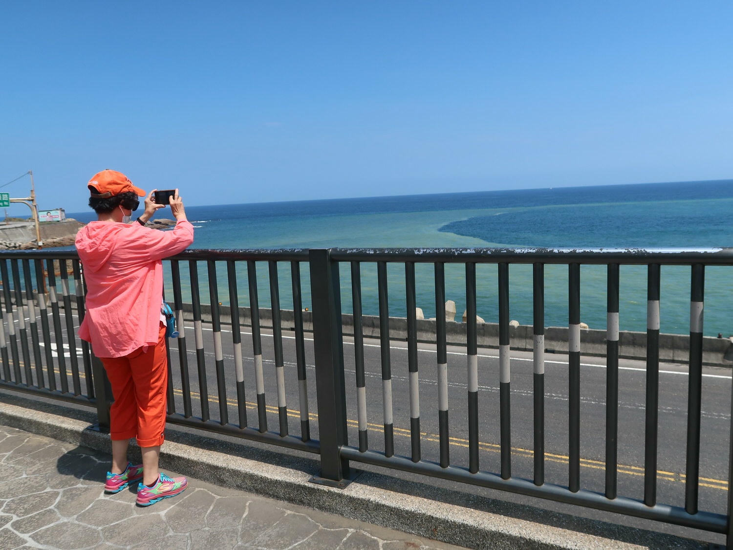 新北瑞芳┃超美!東北角濱海水湳洞「陰陽海」 特殊地貌 金黃色與蔚藍色相遇 觀景台 大停車場有洗手間