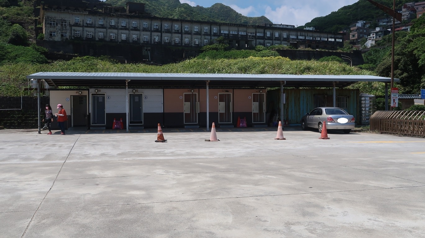 新北瑞芳┃超美!東北角濱海水湳洞「陰陽海」 特殊地貌 金黃色與蔚藍色相遇 觀景台 大停車場有洗手間