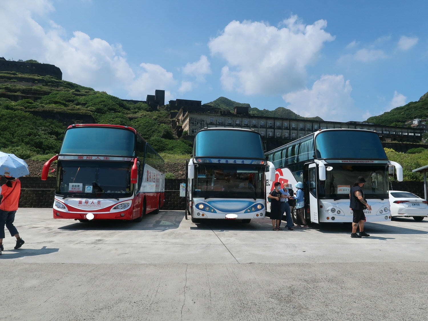 新北瑞芳┃超美!東北角濱海水湳洞「陰陽海」 特殊地貌 金黃色與蔚藍色相遇 觀景台 大停車場有洗手間