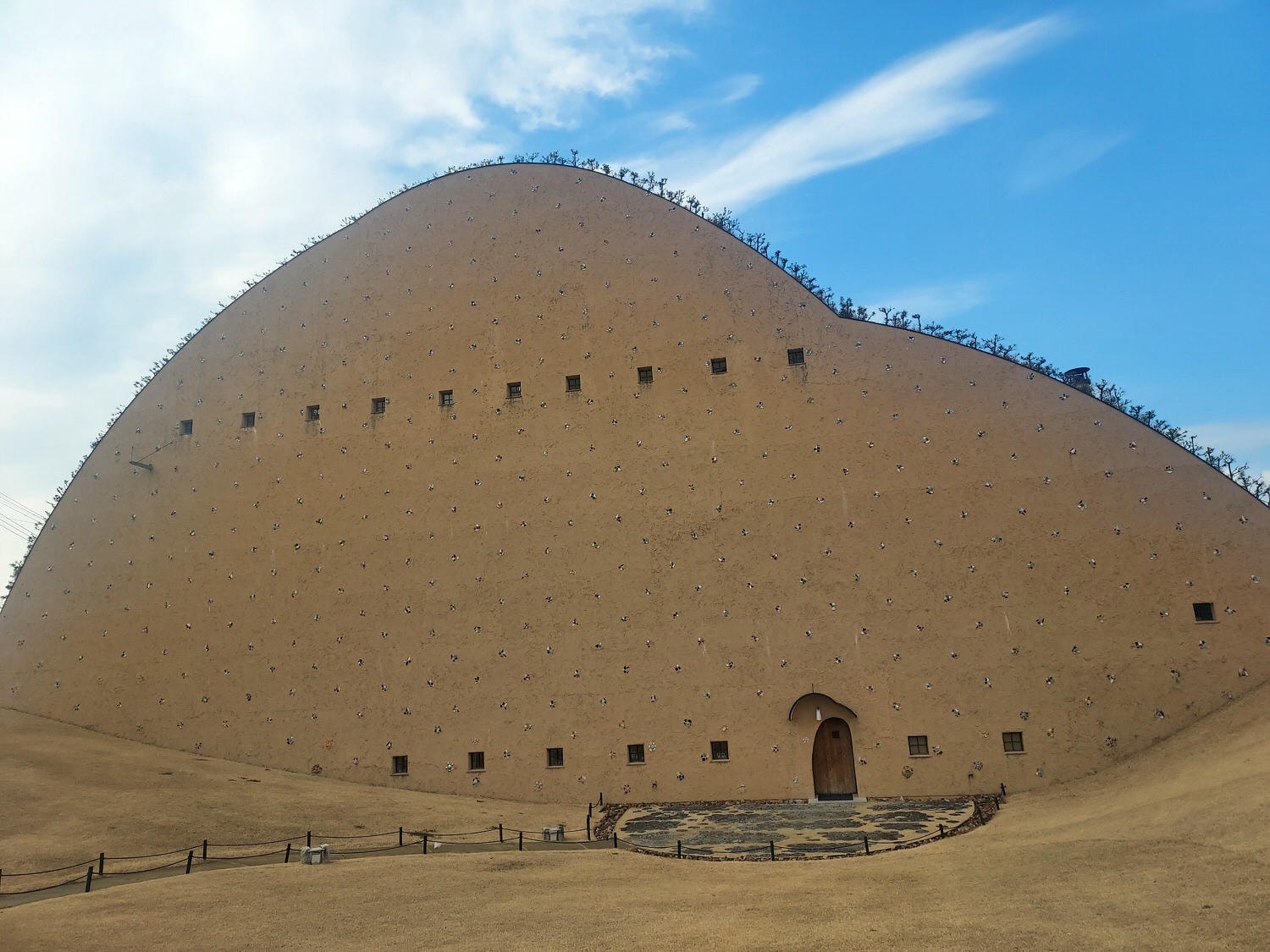 歧阜自駕┃中部機場租車開去南岐阜 自駕隨時停車買東西 馬賽克磁磚博物館外觀像小新 自駕遊歧阜