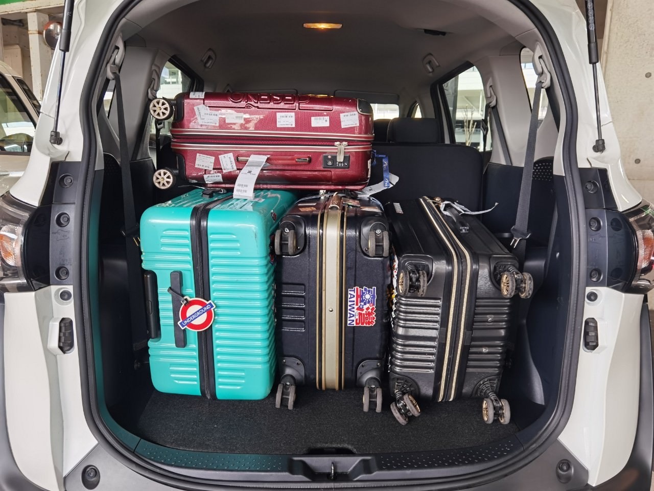 歧阜自駕┃中部機場租車開去南岐阜 自駕隨時停車買東西 馬賽克磁磚博物館外觀像小新 自駕遊歧阜