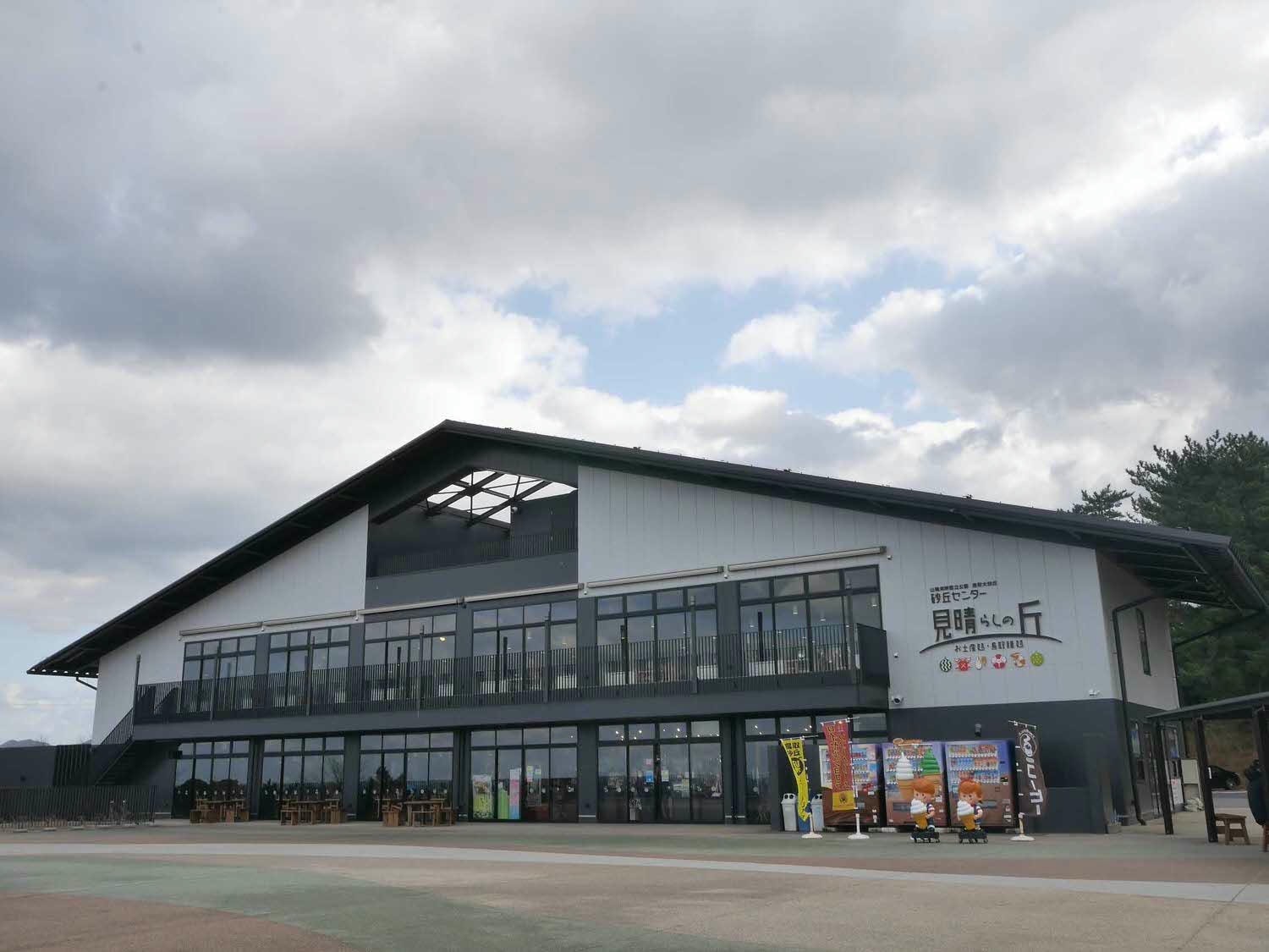 鳥取景點┃砂丘中心見晴之丘吃飯 搭吊椅展望砂丘 隈研吾建築Takahama Cafe高濱咖啡廳 鳥取自由行LISA駱駝