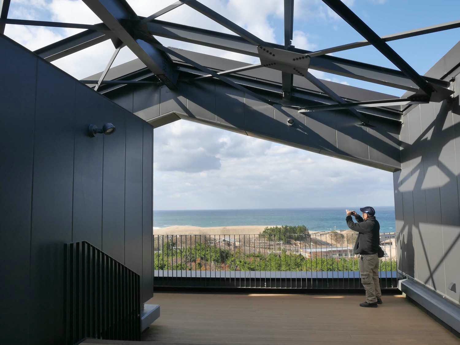 鳥取景點┃砂丘中心見晴之丘吃飯 搭吊椅展望砂丘 隈研吾建築Takahama Cafe高濱咖啡廳 鳥取自由行LISA駱駝