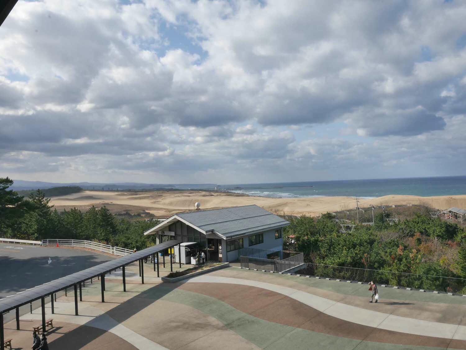 鳥取景點┃砂丘中心見晴之丘吃飯 搭吊椅展望砂丘 隈研吾建築Takahama Cafe高濱咖啡廳 鳥取自由行LISA駱駝