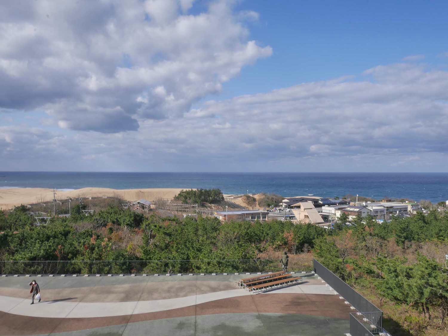 鳥取景點┃砂丘中心見晴之丘吃飯 搭吊椅展望砂丘 隈研吾建築Takahama Cafe高濱咖啡廳 鳥取自由行LISA駱駝