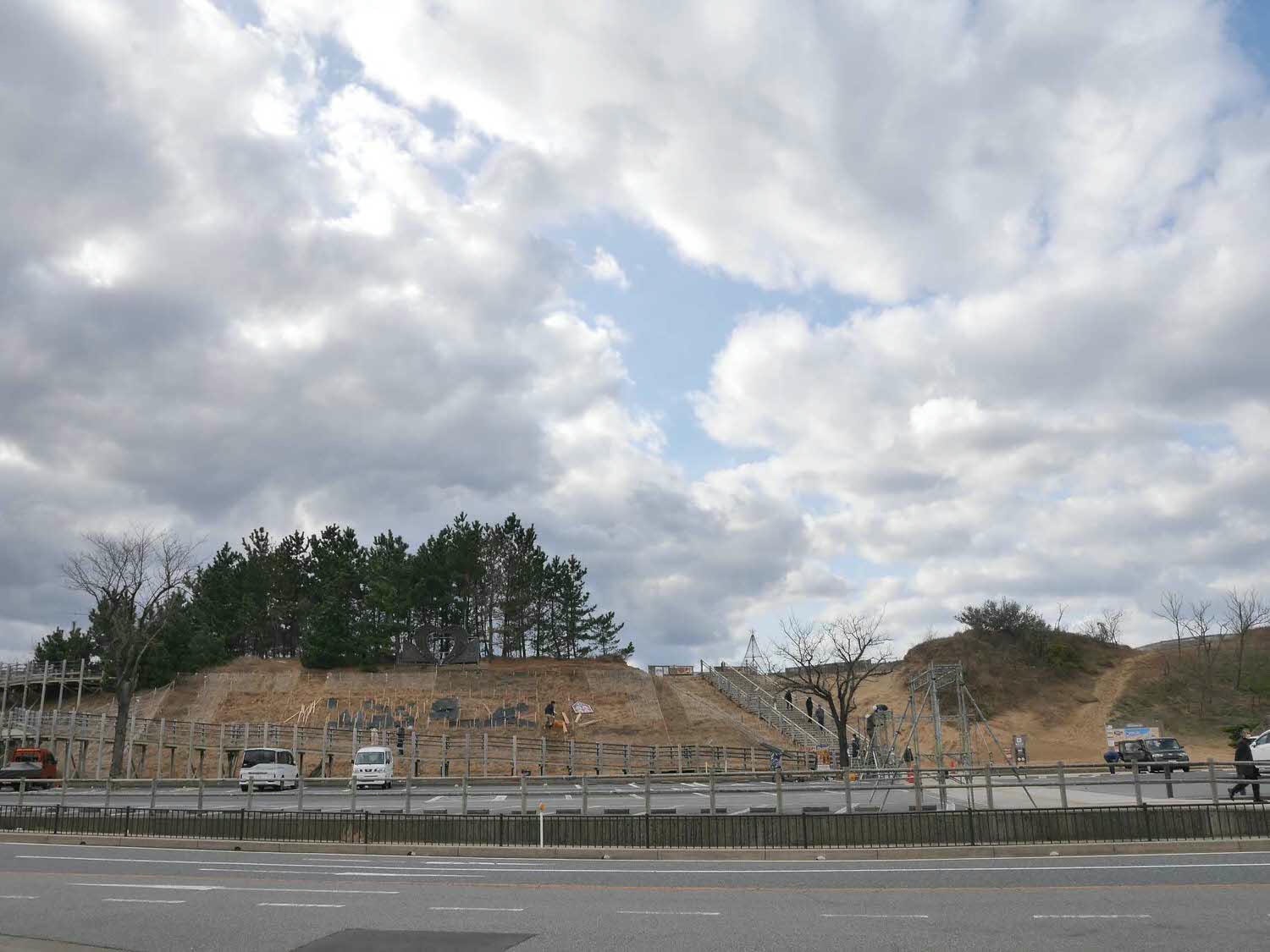 鳥取景點┃砂丘中心見晴之丘吃飯 搭吊椅展望砂丘 隈研吾建築Takahama Cafe高濱咖啡廳 鳥取自由行LISA駱駝
