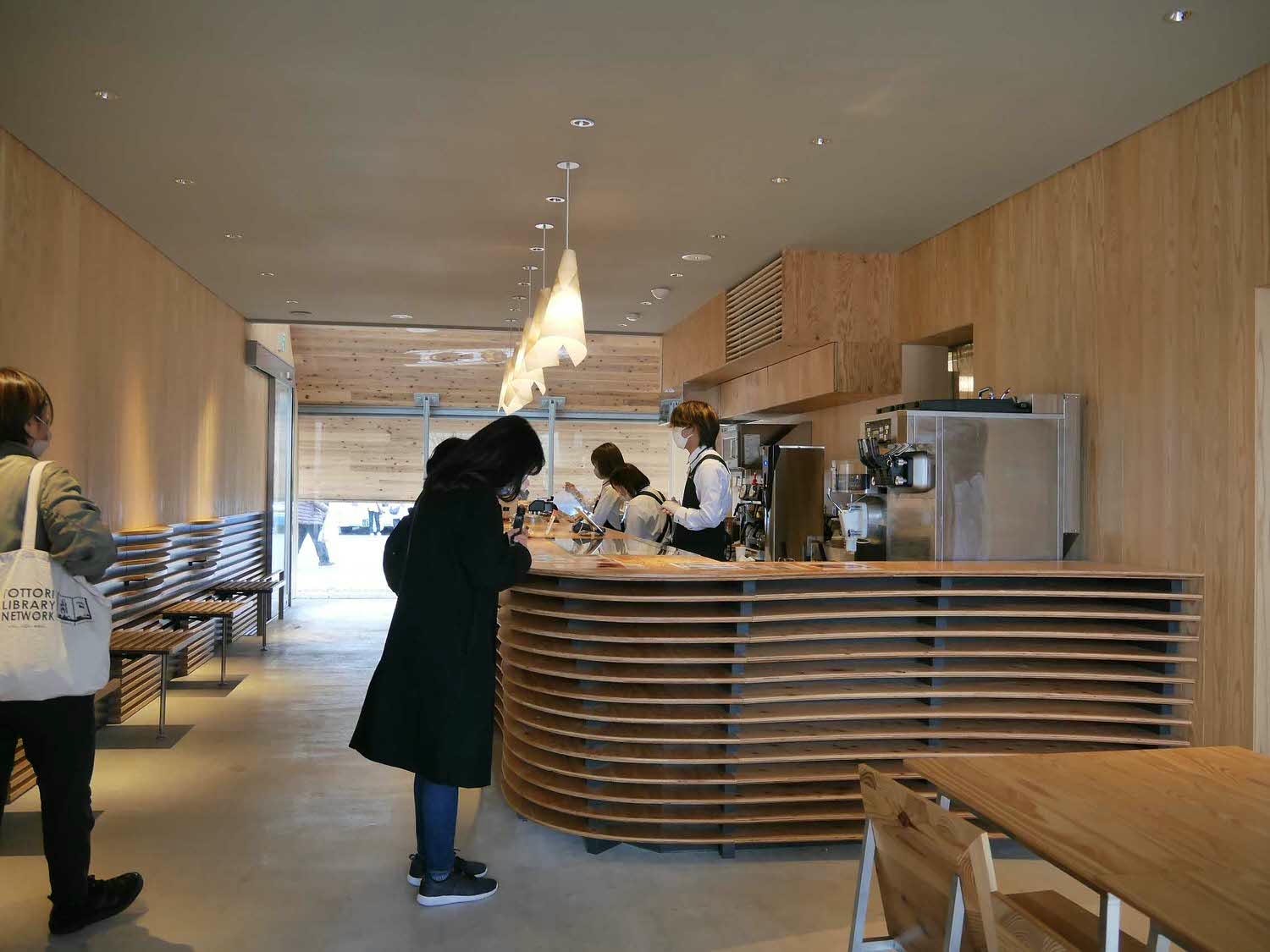 鳥取景點┃砂丘中心見晴之丘吃飯 搭吊椅展望砂丘 隈研吾建築Takahama Cafe高濱咖啡廳 鳥取自由行LISA駱駝