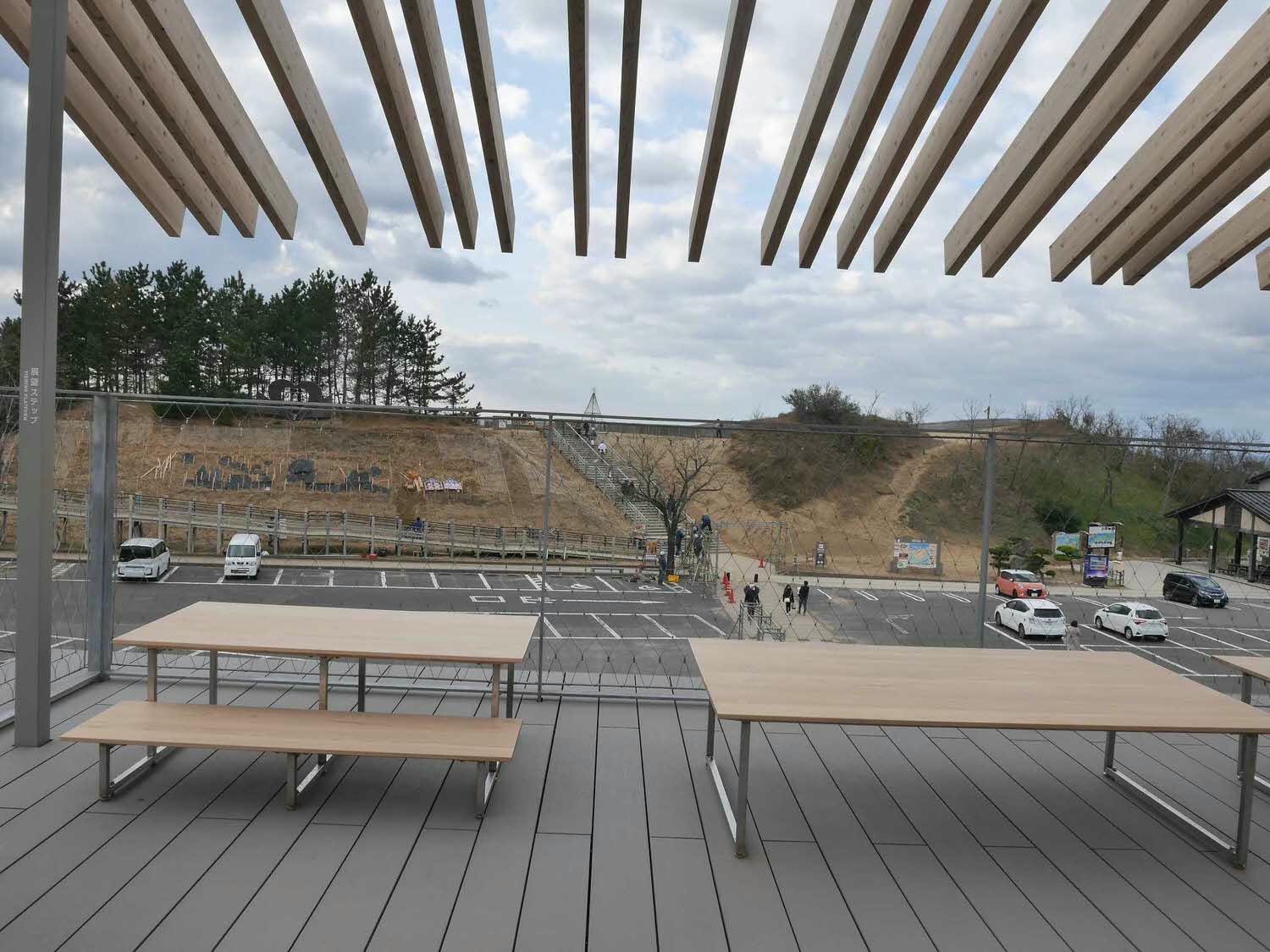 鳥取景點┃砂丘中心見晴之丘吃飯 搭吊椅展望砂丘 隈研吾建築Takahama Cafe高濱咖啡廳 鳥取自由行LISA駱駝