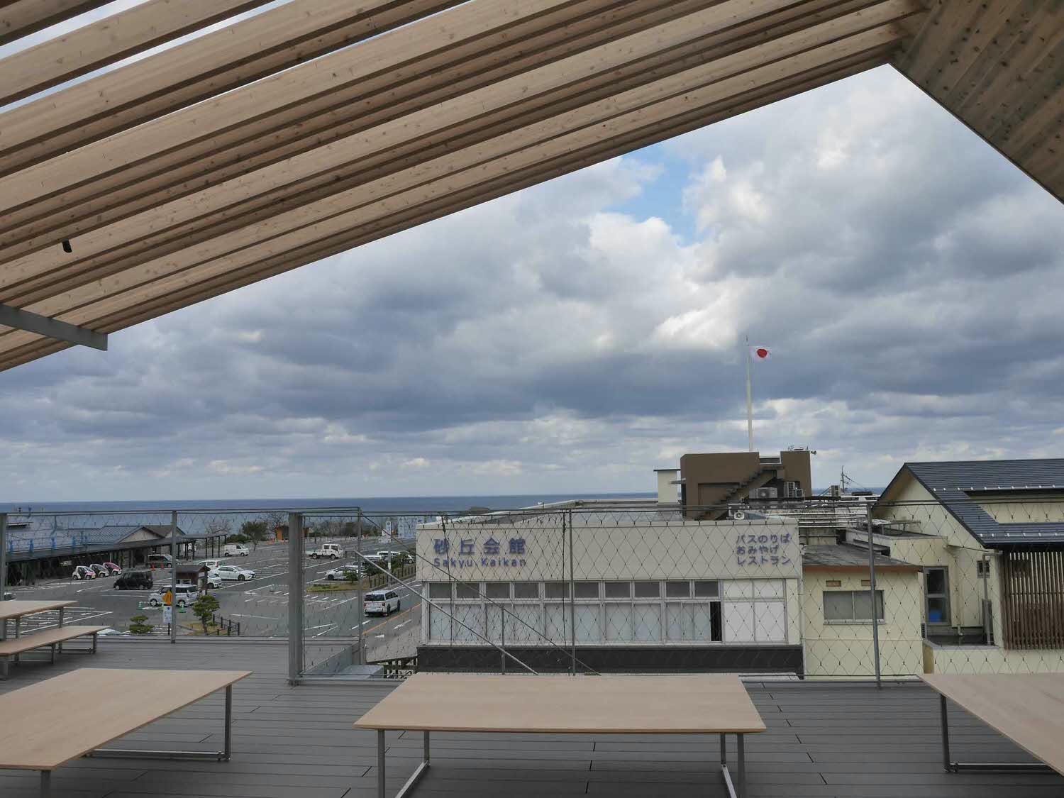 鳥取景點┃砂丘中心見晴之丘吃飯 搭吊椅展望砂丘 隈研吾建築Takahama Cafe高濱咖啡廳 鳥取自由行LISA駱駝