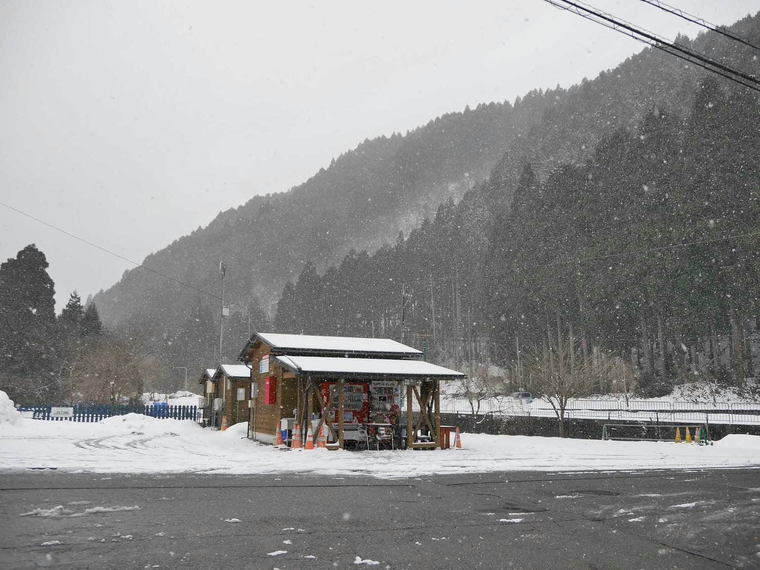 北陸福井┃百年老店「谷口屋」日本第一好吃油炸豆腐(竹田の油揚げ)拌蘿蔔泥超清爽 山區冬雪 福井名物