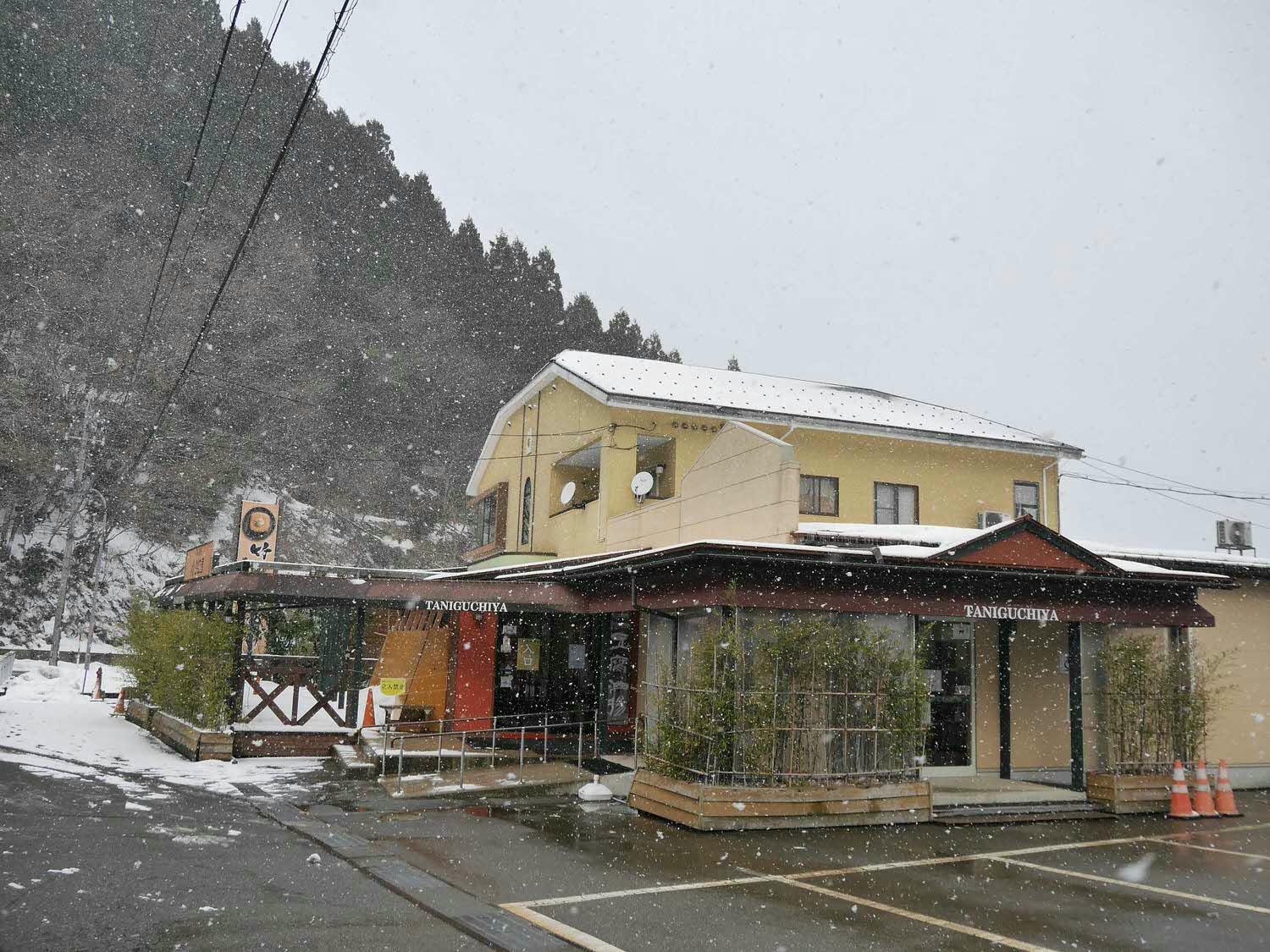 北陸福井┃百年老店「谷口屋」日本第一好吃油炸豆腐(竹田の油揚げ)拌蘿蔔泥超清爽 山區冬雪 福井名物