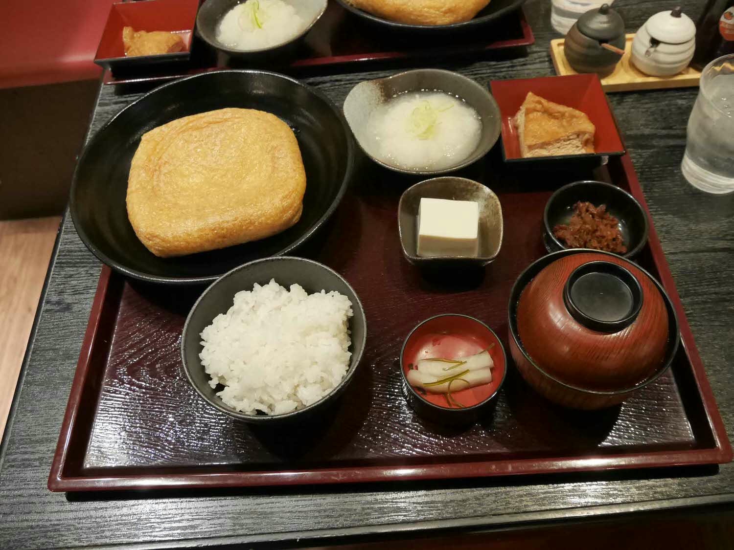 北陸福井┃百年老店「谷口屋」日本第一好吃油炸豆腐(竹田の油揚げ)拌蘿蔔泥超清爽 山區冬雪 福井名物