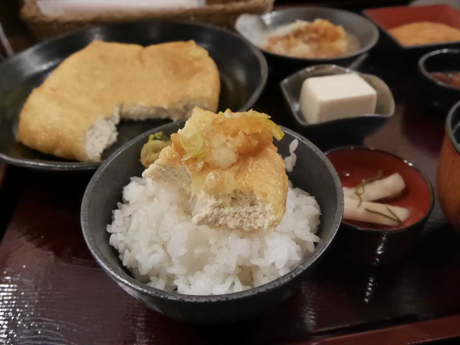 北陸福井┃百年老店「谷口屋」日本第一好吃油炸豆腐(竹田の油揚げ)拌蘿蔔泥超清爽 山區冬雪 福井名物