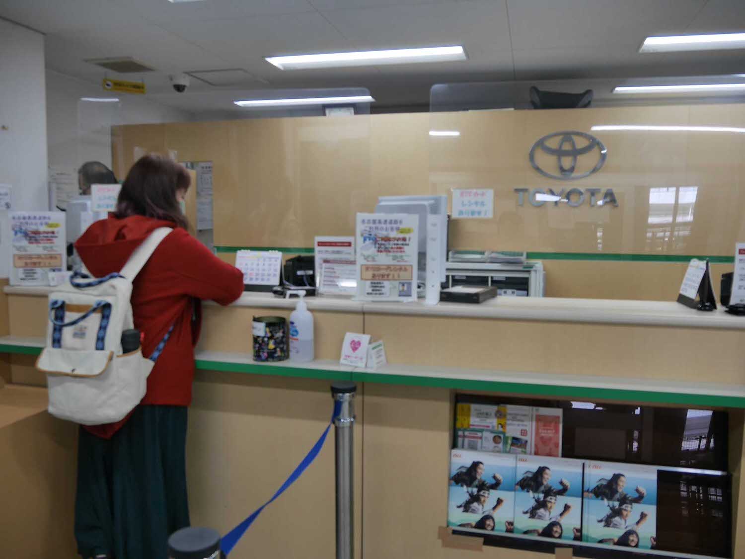 歧阜自駕┃中部機場租車開去南岐阜 自駕隨時停車買東西 馬賽克磁磚博物館外觀像小新 自駕遊歧阜