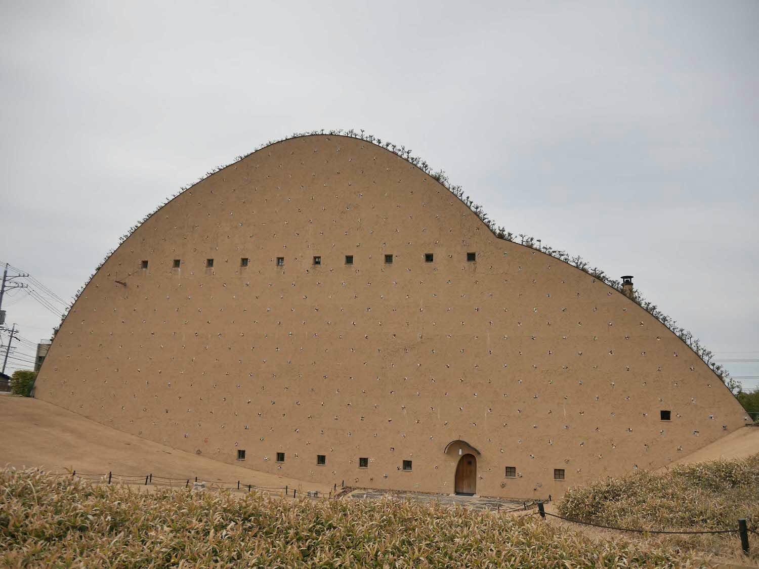 歧阜自駕┃中部機場租車開去南岐阜 自駕隨時停車買東西 馬賽克磁磚博物館外觀像小新 自駕遊歧阜