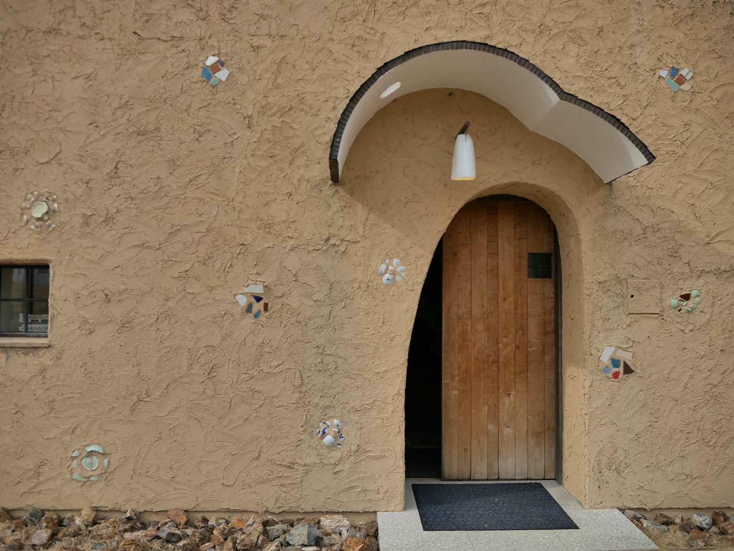 歧阜自駕┃中部機場租車開去南岐阜 自駕隨時停車買東西 馬賽克磁磚博物館外觀像小新 自駕遊歧阜