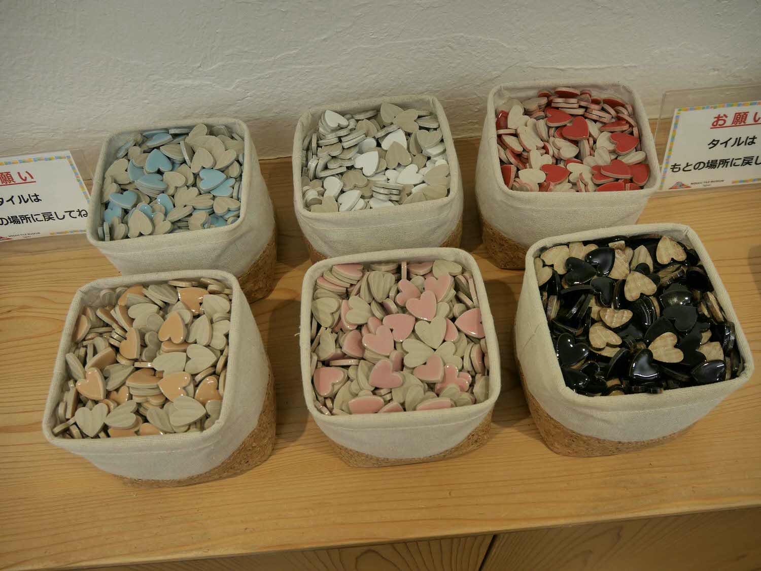 歧阜自駕┃中部機場租車開去南岐阜 自駕隨時停車買東西 馬賽克磁磚博物館外觀像小新 自駕遊歧阜