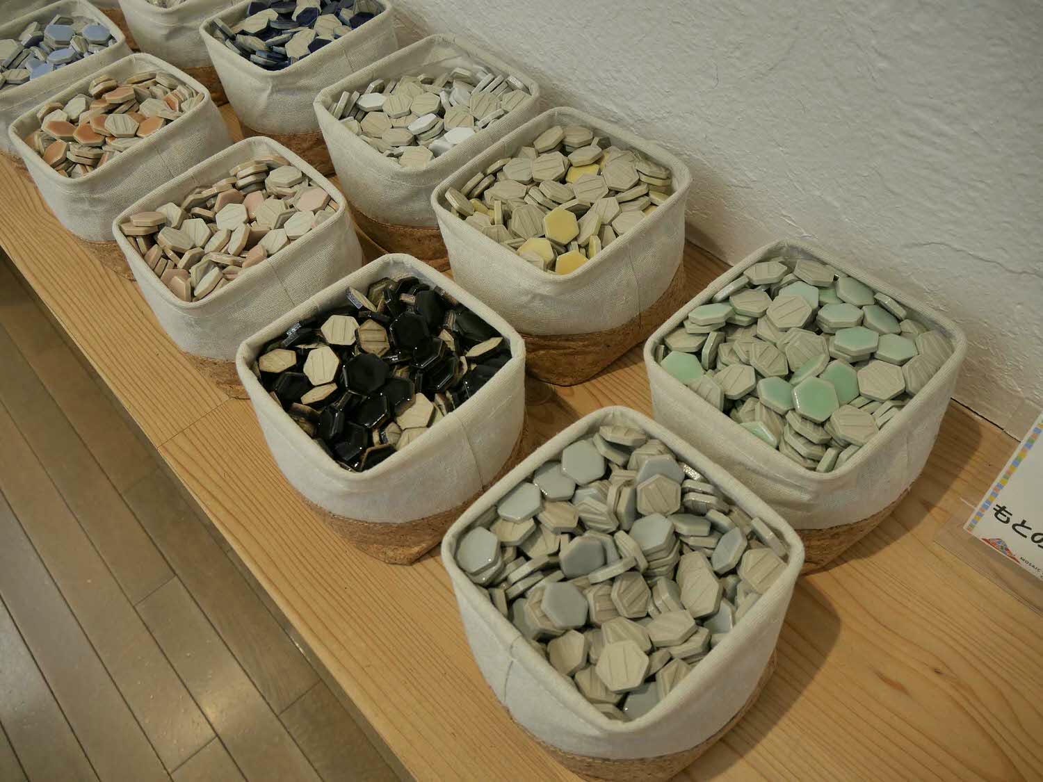 歧阜自駕┃中部機場租車開去南岐阜 自駕隨時停車買東西 馬賽克磁磚博物館外觀像小新 自駕遊歧阜