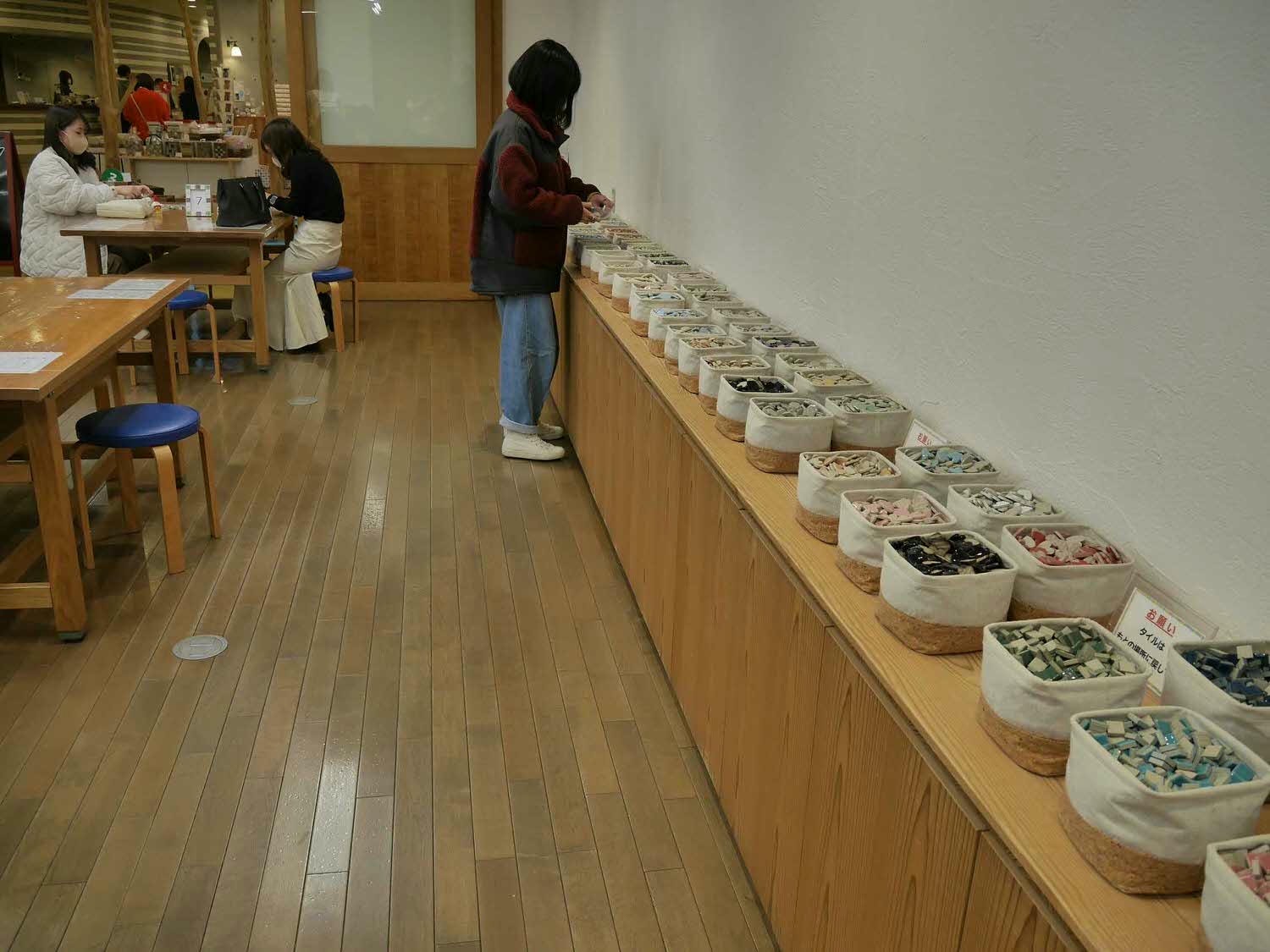 歧阜自駕┃中部機場租車開去南岐阜 自駕隨時停車買東西 馬賽克磁磚博物館外觀像小新 自駕遊歧阜