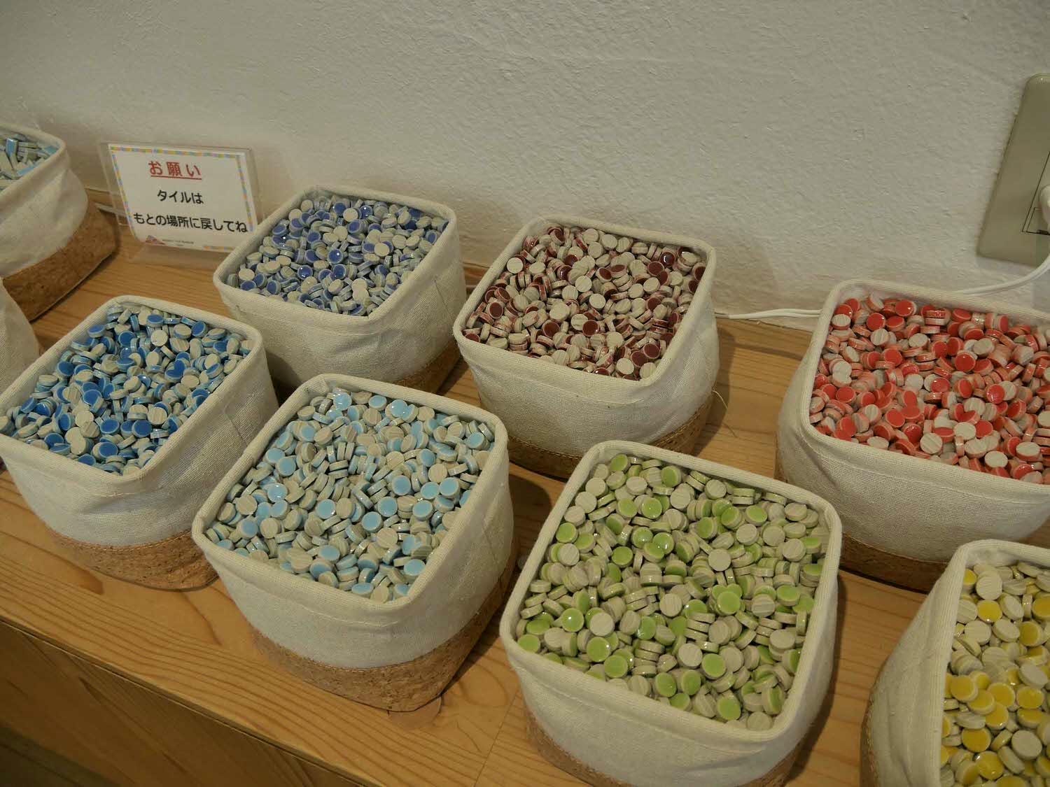 歧阜自駕┃中部機場租車開去南岐阜 自駕隨時停車買東西 馬賽克磁磚博物館外觀像小新 自駕遊歧阜