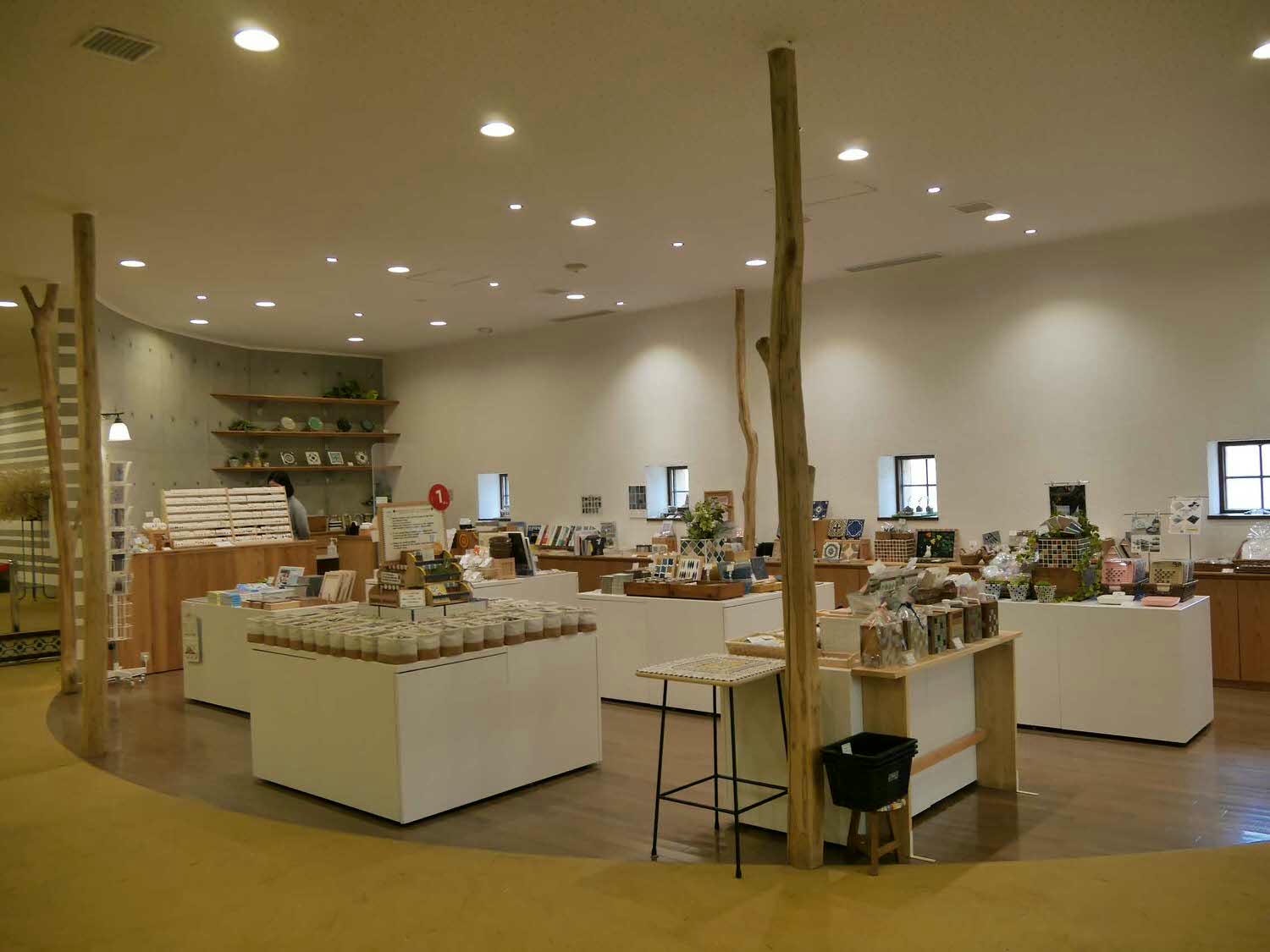 歧阜自駕┃中部機場租車開去南岐阜 自駕隨時停車買東西 馬賽克磁磚博物館外觀像小新 自駕遊歧阜