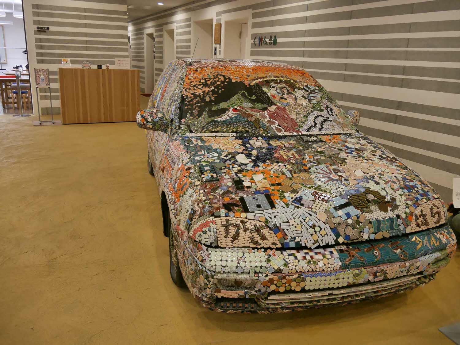 歧阜自駕┃中部機場租車開去南岐阜 自駕隨時停車買東西 馬賽克磁磚博物館外觀像小新 自駕遊歧阜