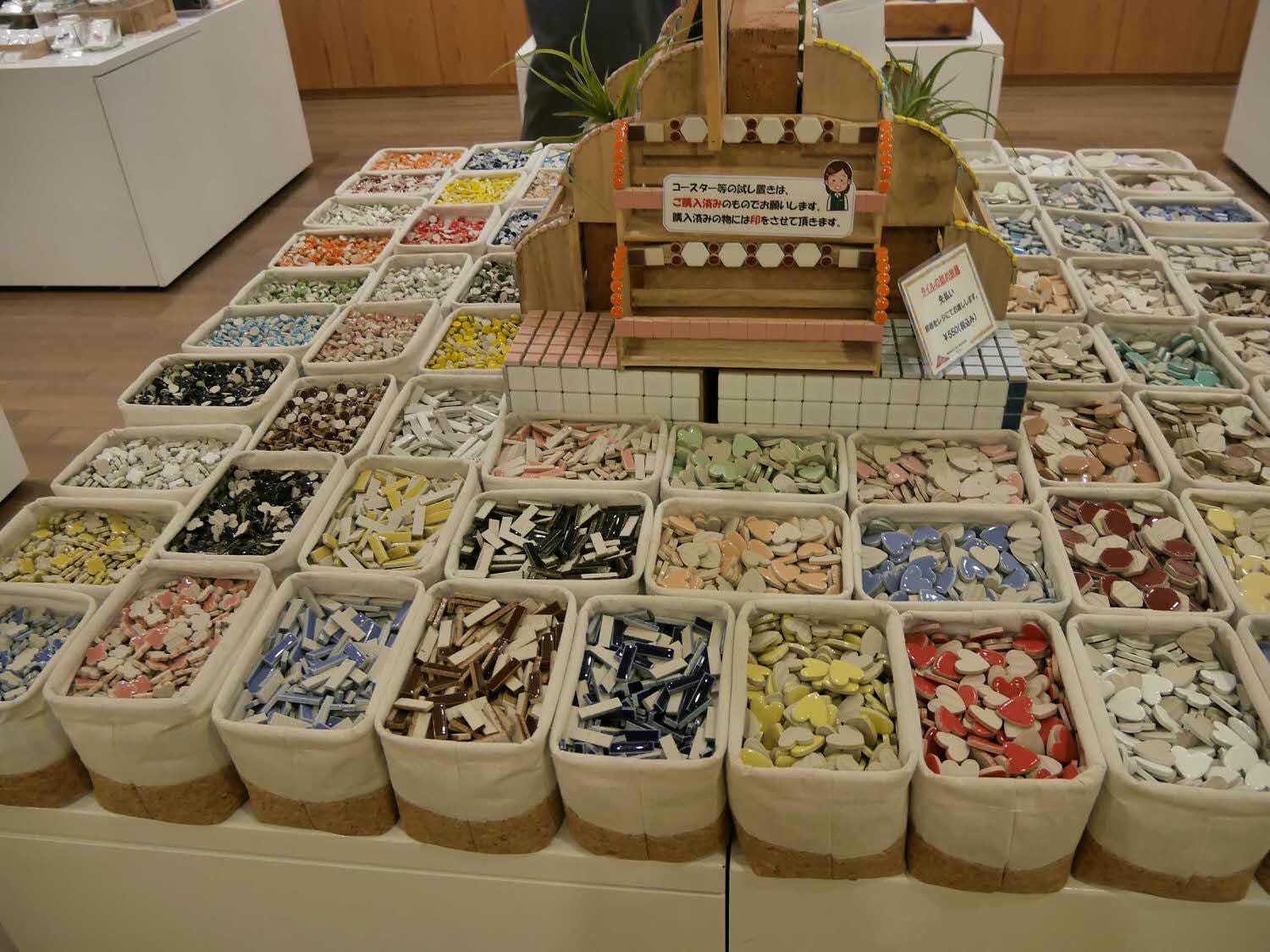 歧阜自駕┃中部機場租車開去南岐阜 自駕隨時停車買東西 馬賽克磁磚博物館外觀像小新 自駕遊歧阜