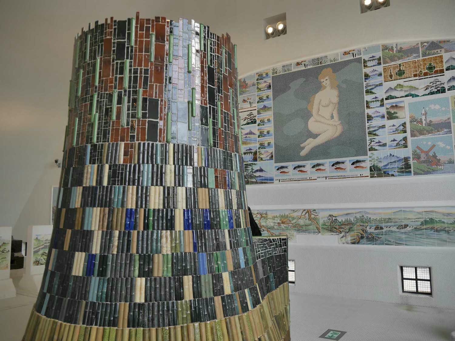 歧阜自駕┃中部機場租車開去南岐阜 自駕隨時停車買東西 馬賽克磁磚博物館外觀像小新 自駕遊歧阜