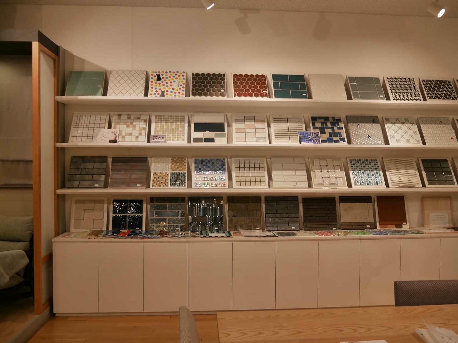 歧阜自駕┃中部機場租車開去南岐阜 自駕隨時停車買東西 馬賽克磁磚博物館外觀像小新 自駕遊歧阜