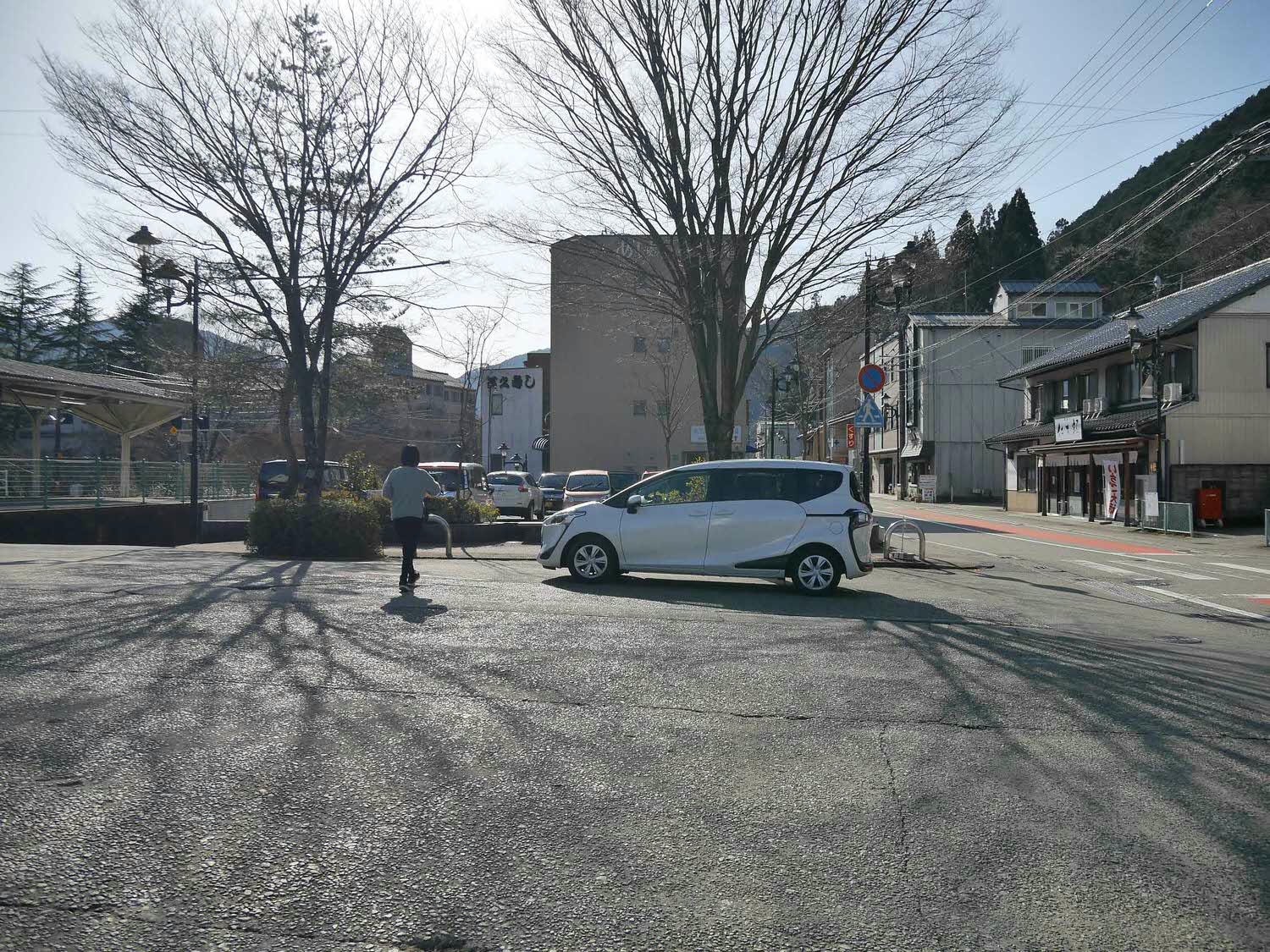 歧阜自駕┃中部機場租車開去南岐阜 自駕隨時停車買東西 馬賽克磁磚博物館外觀像小新 自駕遊歧阜