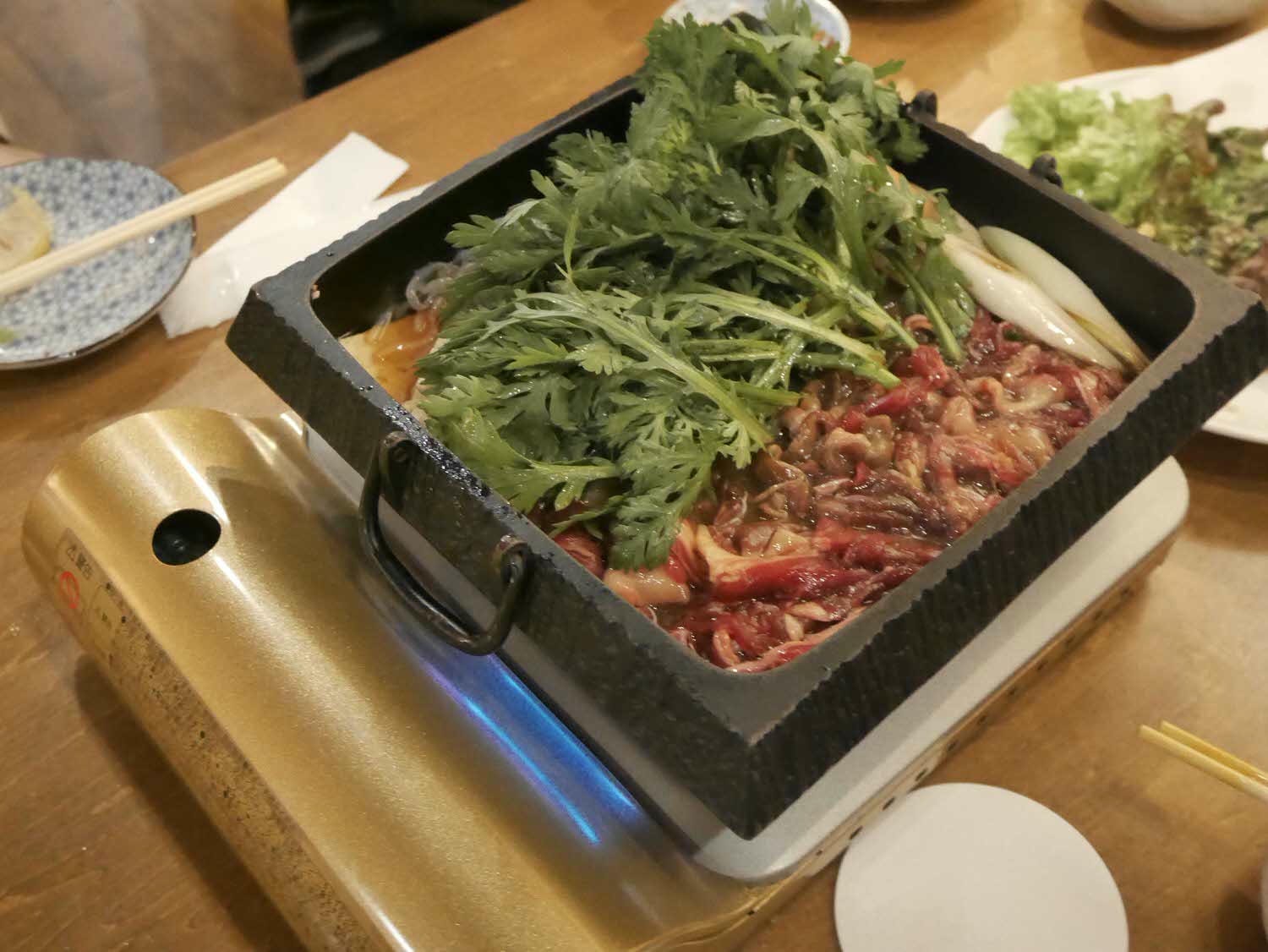 熊本餐廳┃在地人帶路!熊本馬肉全餐「大眾馬肉酒場三村」(銀座通り店) 馬刺(生馬肉)馬燒(燒肉) 馬壽喜燒