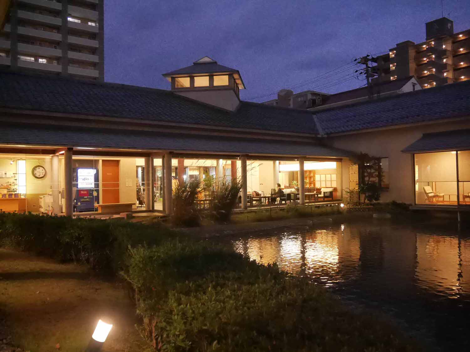 鳥取住宿┃日式傳統旅館「觀水庭 KOZENIYA」 JR鳥取站走10分 天然溫泉日式庭園 楓紅超美(圖多)こぜにや