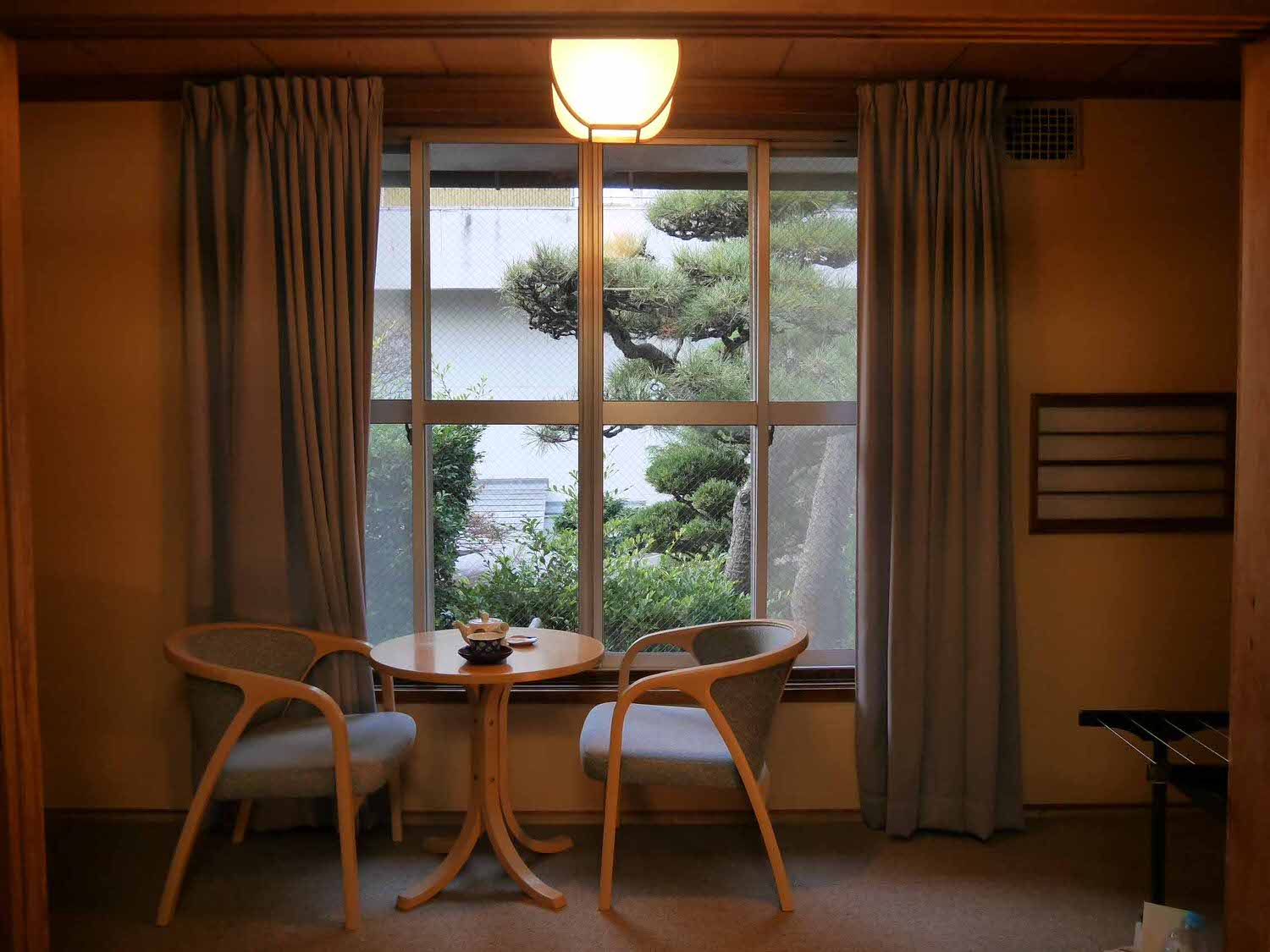 鳥取住宿┃日式傳統旅館「觀水庭 KOZENIYA」 JR鳥取站走10分 天然溫泉日式庭園 楓紅超美(圖多)こぜにや